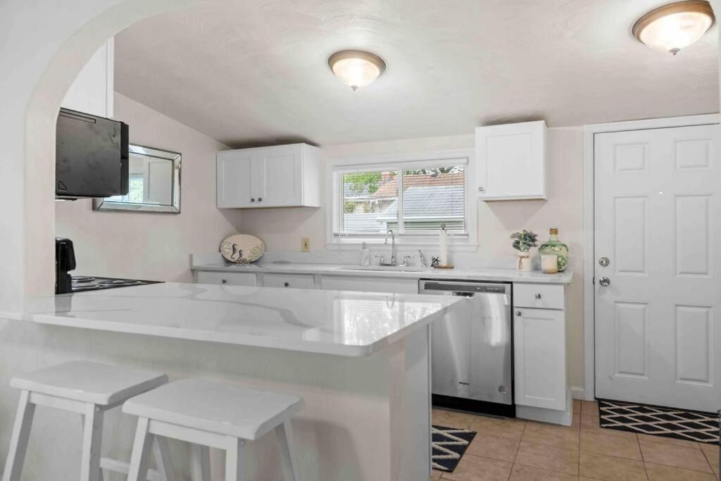 Beach Bungalow - 1 Block To Beach - Pets Welcome! Norfolk Eksteriør bilde